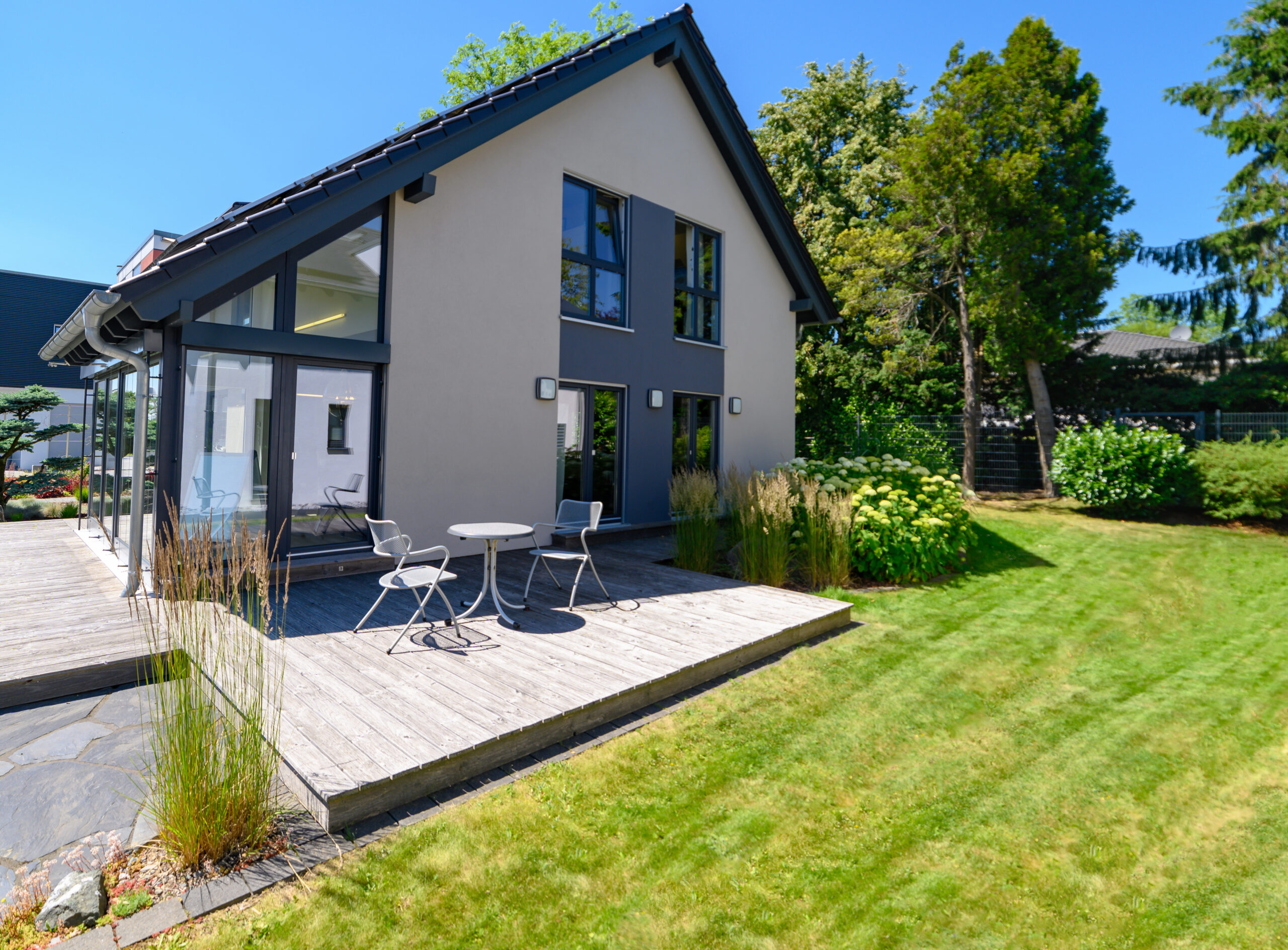 Modernes Einfamilienhaus mit Garten und Terrasse