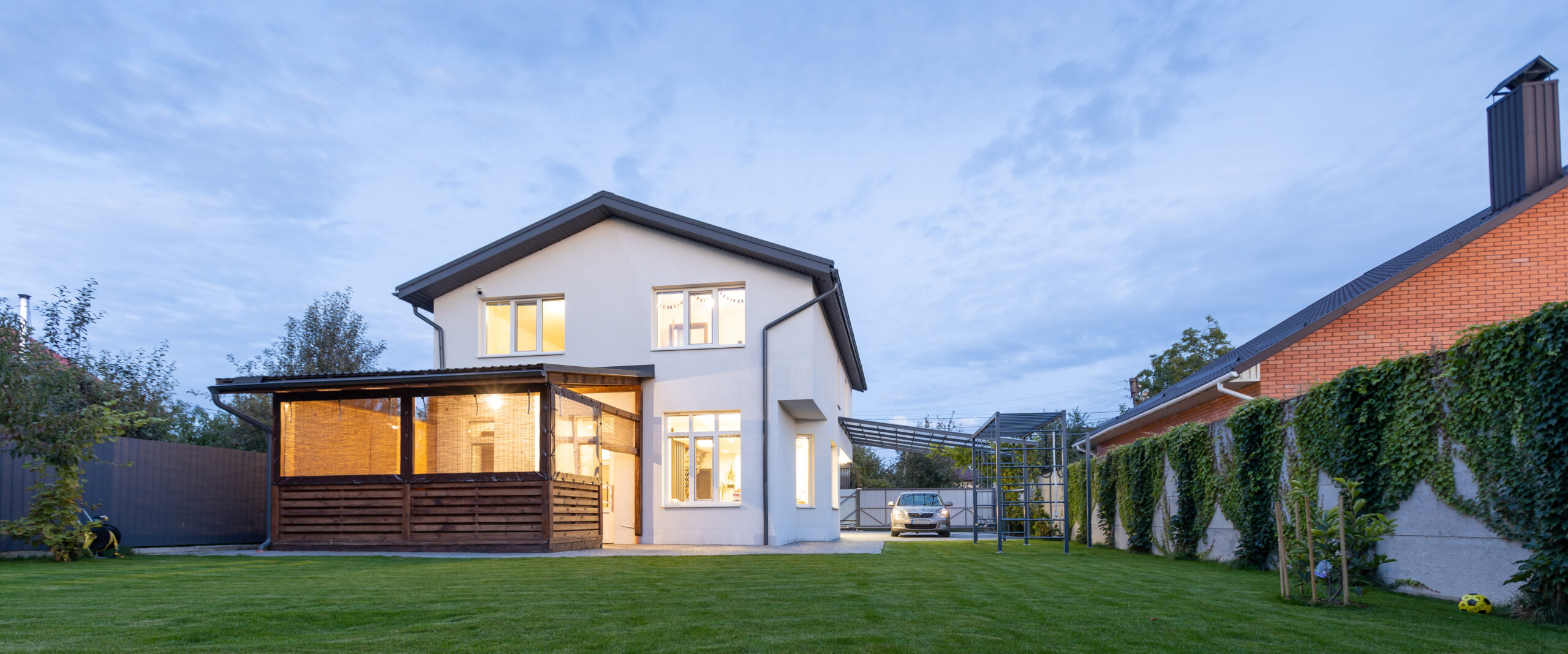 Weißes Einfamilienhaus mit Garten und Außenbereich