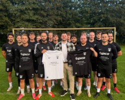 Heidmühler FC 1. Herren mit neuen Trikots